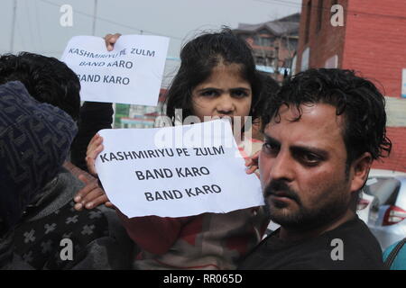 Srinagar, Inde. Feb 23, 2019. Des dizaines de personnes y compris les pro-v protester contre la sauvegarde de l'article 35-A de la constitution indienne. Peu de non-local est actuellement vivant au Cachemire a soulevé contre elle aussi. Il y a de la demande pour protéger et sauvegarder ce. "Nous voulons la paix et la fraternité dans tout remanier l'article 35-A peut nuire à la situation ici et personne ne veut qu' l'un des manifestant a dit. Credit : Musaib Iqbal Bhat/Pacific Press/Alamy Live News Banque D'Images