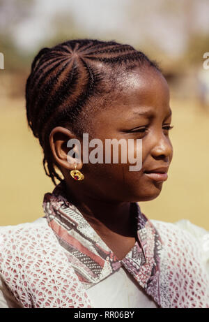 Jeune fille à la Coiffure pour l'Aïd al-Fitr, Niamey, Niger. Banque D'Images