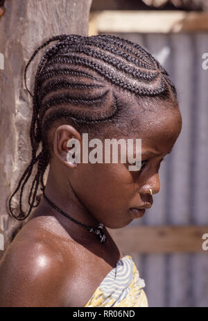 Les jeunes Djerma (Zarma) Fille avec la coiffure et le nez de broche, Tonkassare, au Niger. Banque D'Images