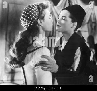 MÄDCHEN IN UNIFORM / BRD /Frankr. Geza von Radvnyi 1958 / Filmszene während eines Schulaufführung : GINETTE PIGEON (Edelgard/Julia) und Romy SCHNEIDER (Manuela/Romeo), aus 'Mädchen en uniforme", 1958. Fort/#  / Überschrift : MÄDCHEN IN UNIFORM / BRD/Frankr. 1958 Banque D'Images