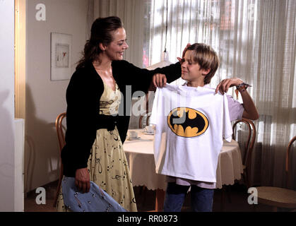MICH S'JA KEINER / BRD 1989 / Sigi Rothemund Ein Junge auf der Suche nach Wärme und Geborgenheit. Foto : STEVEN BENNETT (Manuel), Sabina TROOGER (Mutter). 35116#  / Überschrift : MICH S'JA KEINER / BRD 1989 Banque D'Images