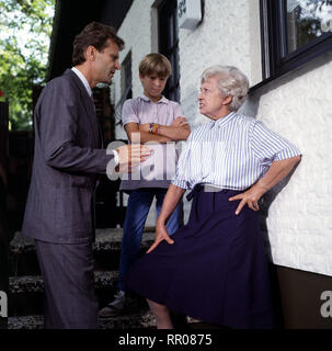 MICH S'JA KEINER / BRD 1989 / Sigi Rothemund Ein Junge auf der Suche nach Wärme und Geborgenheit. Foto : PETER SATTMANN (Vater), STEVEN BENNETT (Manuel), GUDRUN GENEST (Großmutter) 35116#  / Überschrift : MICH S'JA KEINER / BRD 1989 Banque D'Images