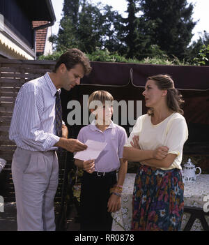 MICH S'JA KEINER / BRD 1989 / Sigi Rothemund Ein Junge auf der Suche nach Wärme und Geborgenheit. Foto : PETER SATTMANN (Vater), STEVEN BENNETT (Manuel) und SABINA TROOGER (Mutter). 35116#  / Überschrift : MICH S'JA KEINER / BRD 1989 Banque D'Images