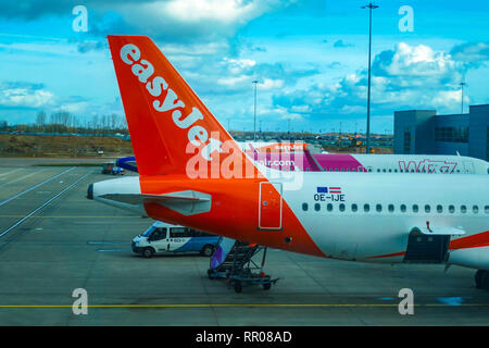 Queue d'easyJet Boeing 737 avec logo orange, l'aéroport d'Alicante, Alicante, Valence, Espagne, Europe Provence Banque D'Images