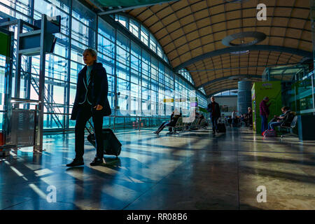 Passager avec un wheelie sac, l'aéroport d'Alicante, Alicante, Valence, Espagne, Europe Provence Banque D'Images