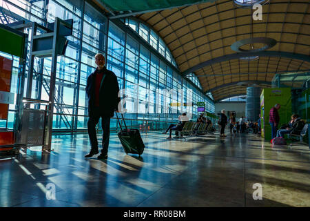 Passager avec un wheelie sac, l'aéroport d'Alicante, Alicante, Valence, Espagne, Europe Provence Banque D'Images