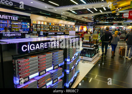 Des cigarettes à vendre, duty free, l'aéroport d'Alicante, Alicante, Valence, Espagne, Europe Provence Banque D'Images