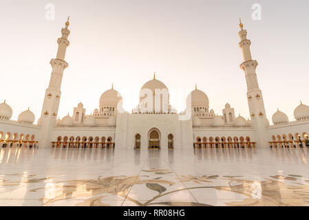 Grande Mosquée de Sheikh Zayed à Abu Dhabi, près de Dubaï, Emirats Arabes Unis Banque D'Images