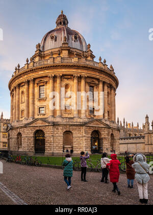 Oxford Radcliffe Camera - conçu par James Gibbs de tenir la Bibliothèque Scientifique Radcliffe circulaire la bibliothèque a ouvert en 1749. Connu sous le nom de Rad Cam. Banque D'Images