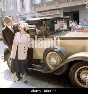 BERLIN ALEXANDERPLATZ / Folge 10 BRD / 1980 / Rainer Werner Fassbinder / HANNA SCHYGULLA (EVA), GÜNTER LAMPRECHT (Pension Panorama), Folge 10 #  / Überschrift : BERLIN ALEXANDERPLATZ / BRD 1980 Banque D'Images