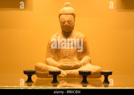 L'ancienne statue de Bouddha le penseur est faite d'une pierre. Il a causés par son ancien état. Elle est de très nombreuses années. Banque D'Images