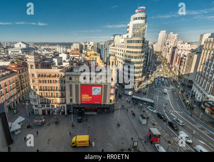 Vue aérienne de matin de Madrid Plaza de Callao, Gran Via et Jacometerzo street Junction. Plaza de Espana, Teatro Real et du Palais Royal à l'arrière Banque D'Images