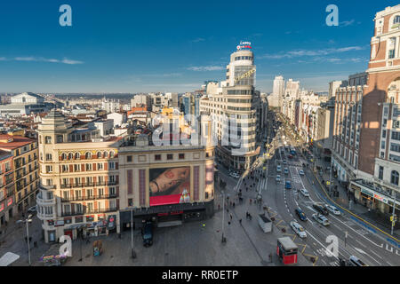 Matin Vue aérienne de Plaza de Callao, Gran Via et Jacometerzo street Junction. Plaza de Espana, Teatro Real et du Palais Royal à l'arrière Banque D'Images