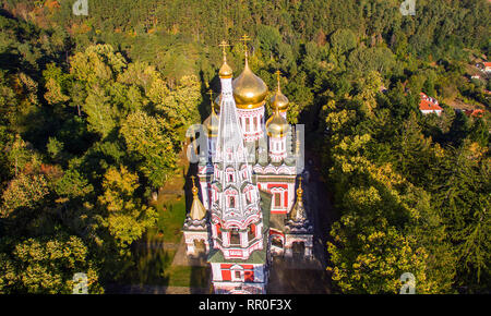 Voir l'église russe de printemps (Monastère Nativité) dans la ville de Shipka, Région de Stara Zagora, Bulgarie avec un beau soleil Banque D'Images