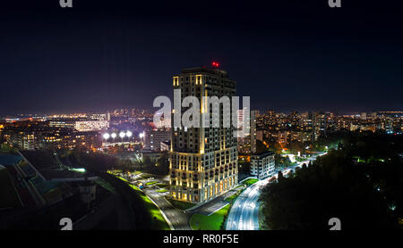 Vue panoramique à нигхт d'un nouveau bâtiment nommé 'Lazuren Briag'Privé Appartements'Burgas,tourné avec drone Banque D'Images