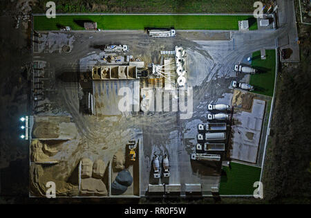 L'usine de ciment a photographié de l'air par le bourdon. Zone industrielle magnifiquement éclairée la nuit. Vue aérienne de Burgas, Bulgarie Banque D'Images