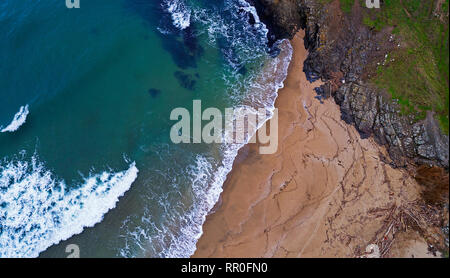 Tourné à partir de la plage de sable d'un drone, le fracas des vagues et belles couleurs bleu/vert Banque D'Images