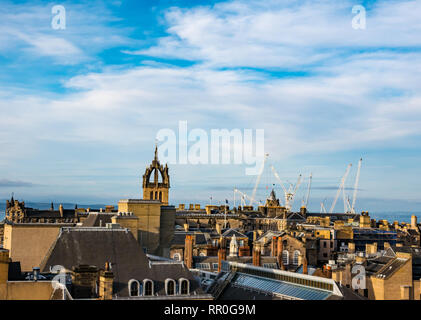 Vue sur les toits et les cheminées, Vieille Ville, Centre-ville d'Édimbourg avec grue à St James site de construction et rénovation Tron Kirk spire, Ecosse, Royaume-Uni Banque D'Images