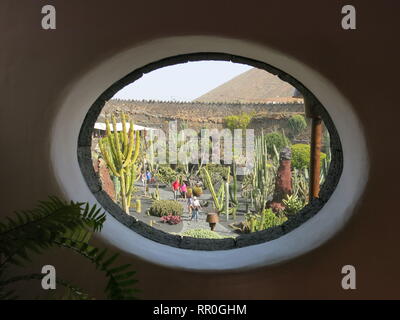 Vue à travers une fenêtre de forme ovale donnant sur le jardin de cactus créé par l'artiste et designer de Lanzarote, César Manrique, Février 2019 Banque D'Images