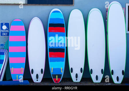 Des planches de surf à la plage Banque D'Images