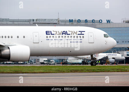 Un avion Boeing 767-306 d'El Al Israel Airlines se prépare à décoller à l'aéroport Domodedovo de Moscou, Banque D'Images