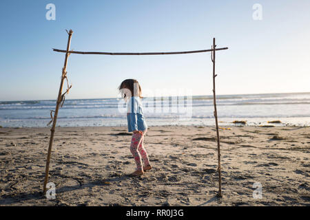 Jeune fille s'amuser à la plage