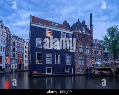 Maisons de canal traditionnelle au crépuscule à Amsterdam. Bâtiments sur le canal sont une forme de l'architecture hollandaise traditionnelle. Banque D'Images