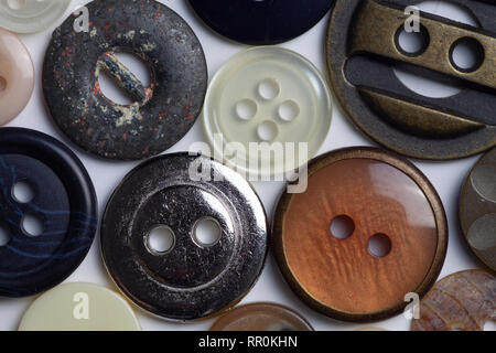 Macro-vision de boutons et attaches avec des textures et couleurs assorties Banque D'Images