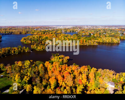 Automne canadien, Rivière-des-Mille-Îles, Québec, Canada, vue aérienne Banque D'Images