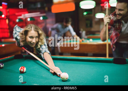 Couple a funny time dans bar billard- woman playing snooker Banque D'Images