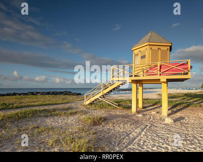 Un jaune vif lifeguard station sur près de Needham's Point Bridgetown, à la Barbade, Caraïbes. Banque D'Images