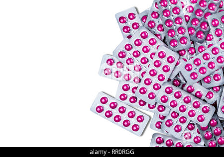 L'Ibuprofène en comprimé rose comprimés sous blister isolé sur fond blanc avec l'exemplaire de l'espace. L'ibuprofène pour soulager la douleur, migraine, fièvre élevée Banque D'Images