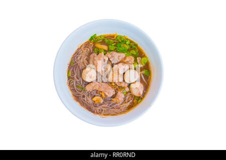 Viande de porc nouilles et pièce dans un bol sur la table au bouillon intense. Vue de dessus oover isolé sur fond blanc et clipping path Banque D'Images