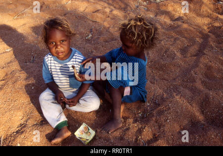 Les jeunes enfants autochtones, YUELAMU COMMUNAUTÉ AUTOCHTONE (MOUNT ALLAN SCHOOL) Territoire du Nord, Australie. Banque D'Images