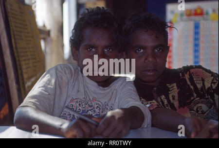 Deux jeunes garçons autochtones, YUELAMU COMMUNAUTÉ AUTOCHTONE (MOUNT ALLAN SCHOOL) Territoire du Nord, Australie. Banque D'Images