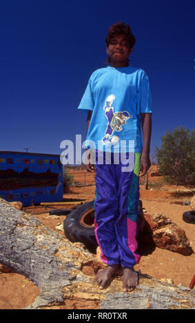 Les adolescents, GARÇON YUELAMU COMMUNAUTÉ AUTOCHTONE (MOUNT ALLAN SCHOOL) Territoire du Nord, Australie. Banque D'Images