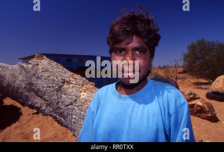 Les adolescents, GARÇON YUELAMU COMMUNAUTÉ AUTOCHTONE (MOUNT ALLAN SCHOOL) Territoire du Nord, Australie. Banque D'Images