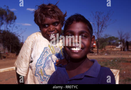 Deux jeunes garçons autochtones, YUELAMU COMMUNAUTÉ AUTOCHTONE (MOUNT ALLAN SCHOOL) Territoire du Nord, Australie. Banque D'Images