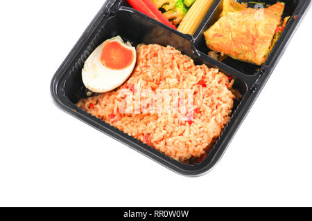 Close up fried rice avec l'oeuf et de légumes dans le déjeuner box set sur fond blanc Banque D'Images