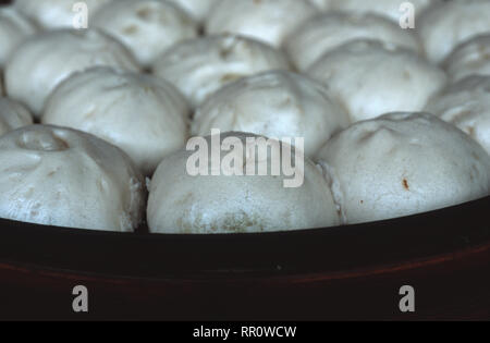 Description : Chengdu, Sichuan, Chine - 19 août 2002. Bao-tze, boulettes de pain bouilli traditionnel le plus souvent remplis avec la viande de porc et d'herbes, à un blocage de la route je Banque D'Images