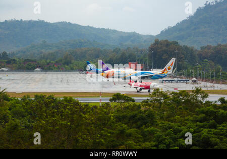 Nokair Boeing 737 vient à la terre sous la pluie Banque D'Images