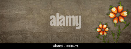 Fleurs créatif fait de fraises découpées dans ci-dessous allumé sur un fond de pierre concept alimentaire Banner Banque D'Images