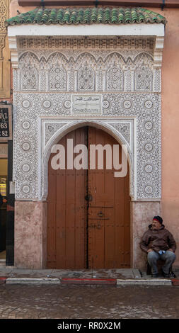 Design de style marocain traditionnel en bois d'un ancien riad entrée porte. Dans la vieille médina de Marrakech, Maroc. Typique, vieux, brown finement sculptée Banque D'Images