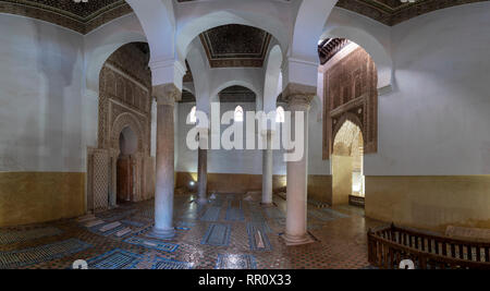 L'intérieur l'intérieur de Tombes Saadiennes. Ces tombes sont des sépulcres de Saadi Dynasty membres. Haut monument et sites touristiques de Marrakech, Maroc Banque D'Images