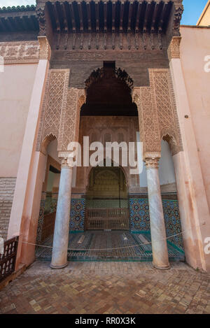 L'intérieur l'intérieur de Tombes Saadiennes. Ces tombes sont des sépulcres de Saadi Dynasty membres. Haut monument et sites touristiques de Marrakech, Maroc Banque D'Images