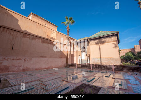 L'intérieur l'intérieur de Tombes Saadiennes. Ces tombes sont des sépulcres de Saadi Dynasty membres. Haut monument et sites touristiques de Marrakech, Maroc Banque D'Images