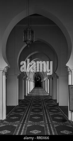 Dans les arcades Koutoubia ou mosquée Kutubiyya et minaret situé au médina de Marrakech , Maroc. À l'intérieur des arches de l'intérieur Banque D'Images