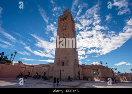 Vue de la mosquée de Koutoubia ou mosquée Kutubiyya et minaret situé au médina de Marrakech , Maroc. Le plus grand à Marrakech Banque D'Images