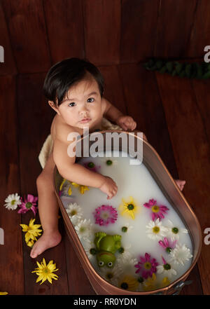 Bebe Dans Un Bain De Lait Photo Stock Alamy