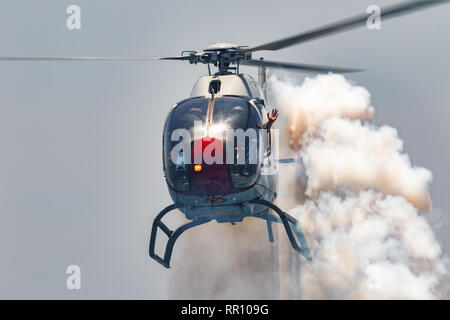 Salobreña, Granada, Espagne-17 juin : Patrulla Aspa, hélicoptère Eurocopter EC-120 Colibri prend part à une exposition sur le 13e airshow de Motril sur Juin Banque D'Images
